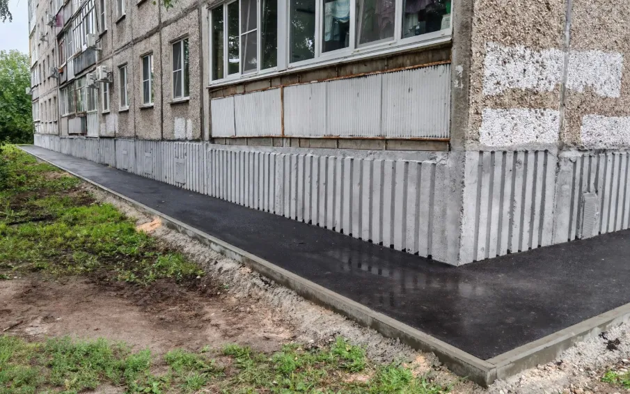 Более 150 квадратных метров отмостки отремонтировала домоуправляющая компания в доме после вмешательства ГЖИ Нижегородской области